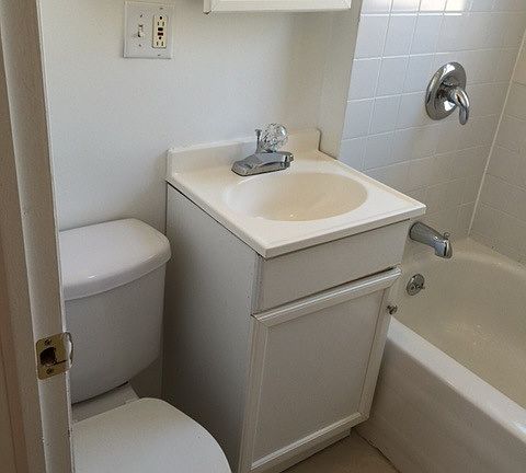 4th image of 1340 1/2 W Argyle St APT 3W