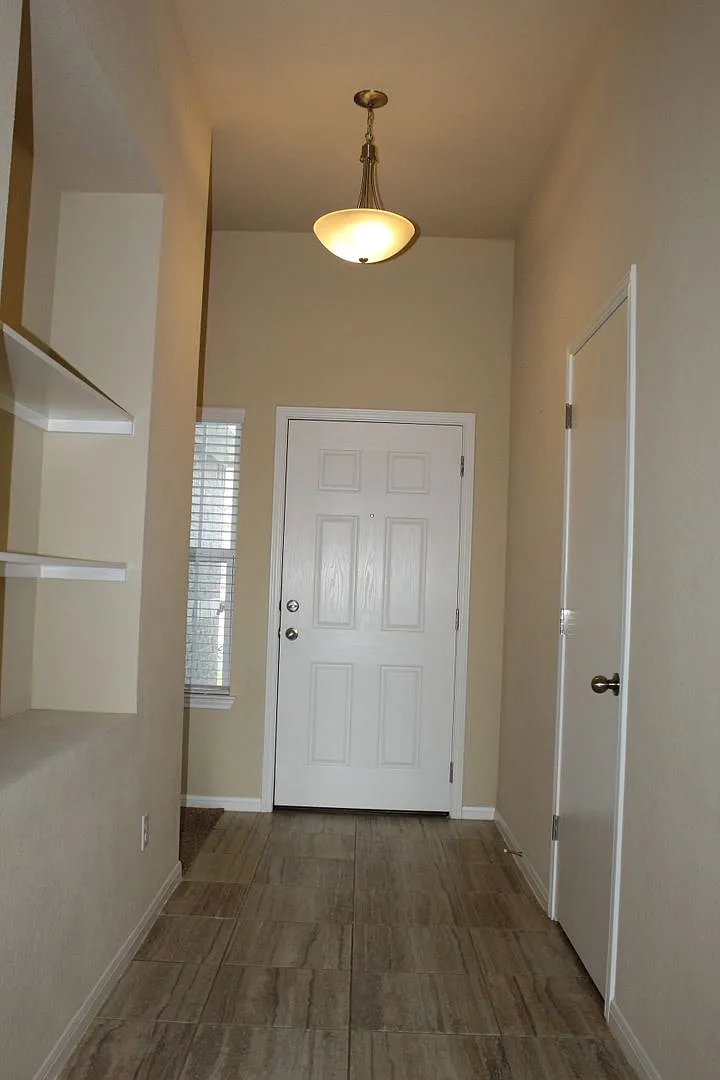 Cute 3 Bedroom, 2 Bathroom — Photo 2