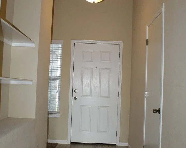 1104 Jamestown Dr — Photo 2