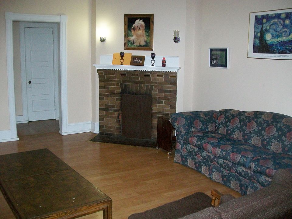 Large Living Room 308 W Packer