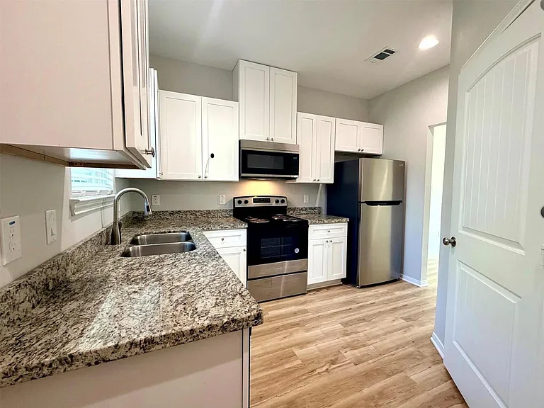 502 S Ross Sterling #B — Photo 12