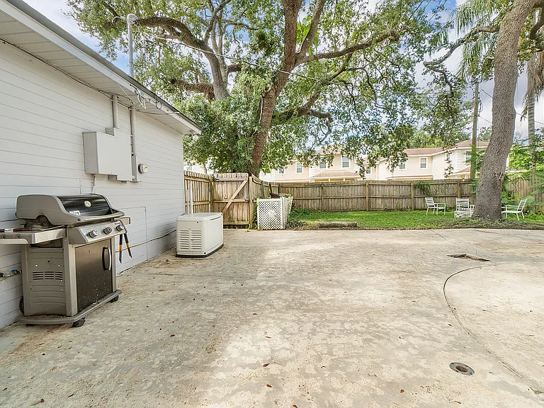 1126 N Hampton Ave — Photo 15