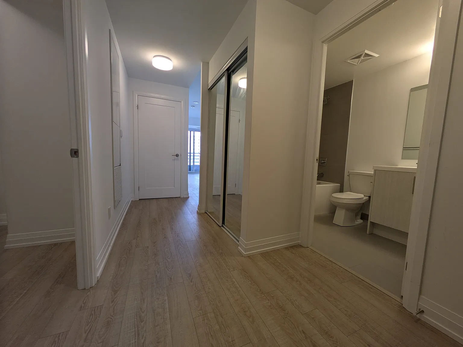 1606 - 286 Main Street Toronto — Photo 3