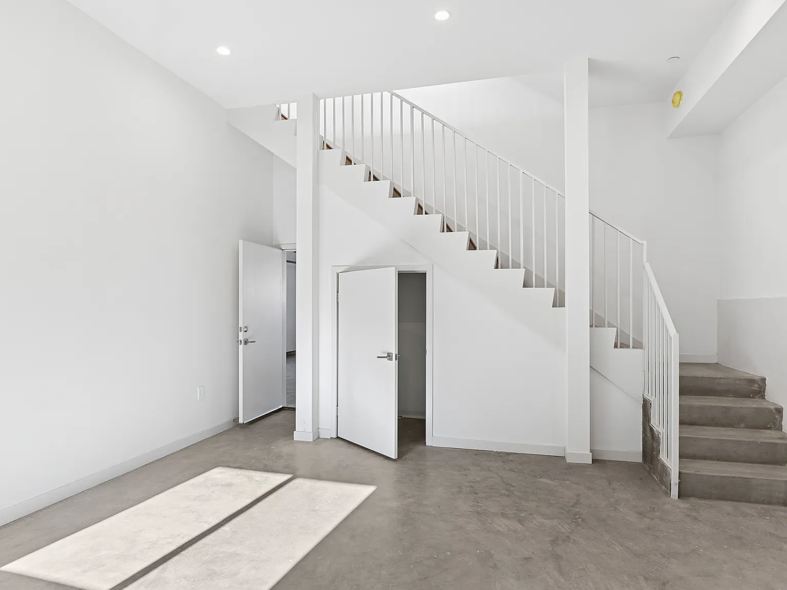 4 bed, 2115 sqft, $6,499 — Photo 3