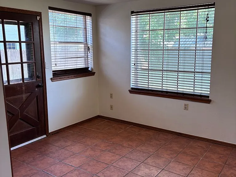 802 Amity Ln — Photo 34
