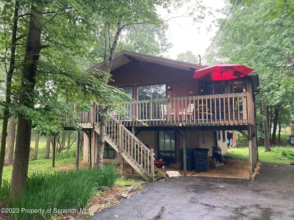 407 Clearview Dr, Long Pond, PA 18334