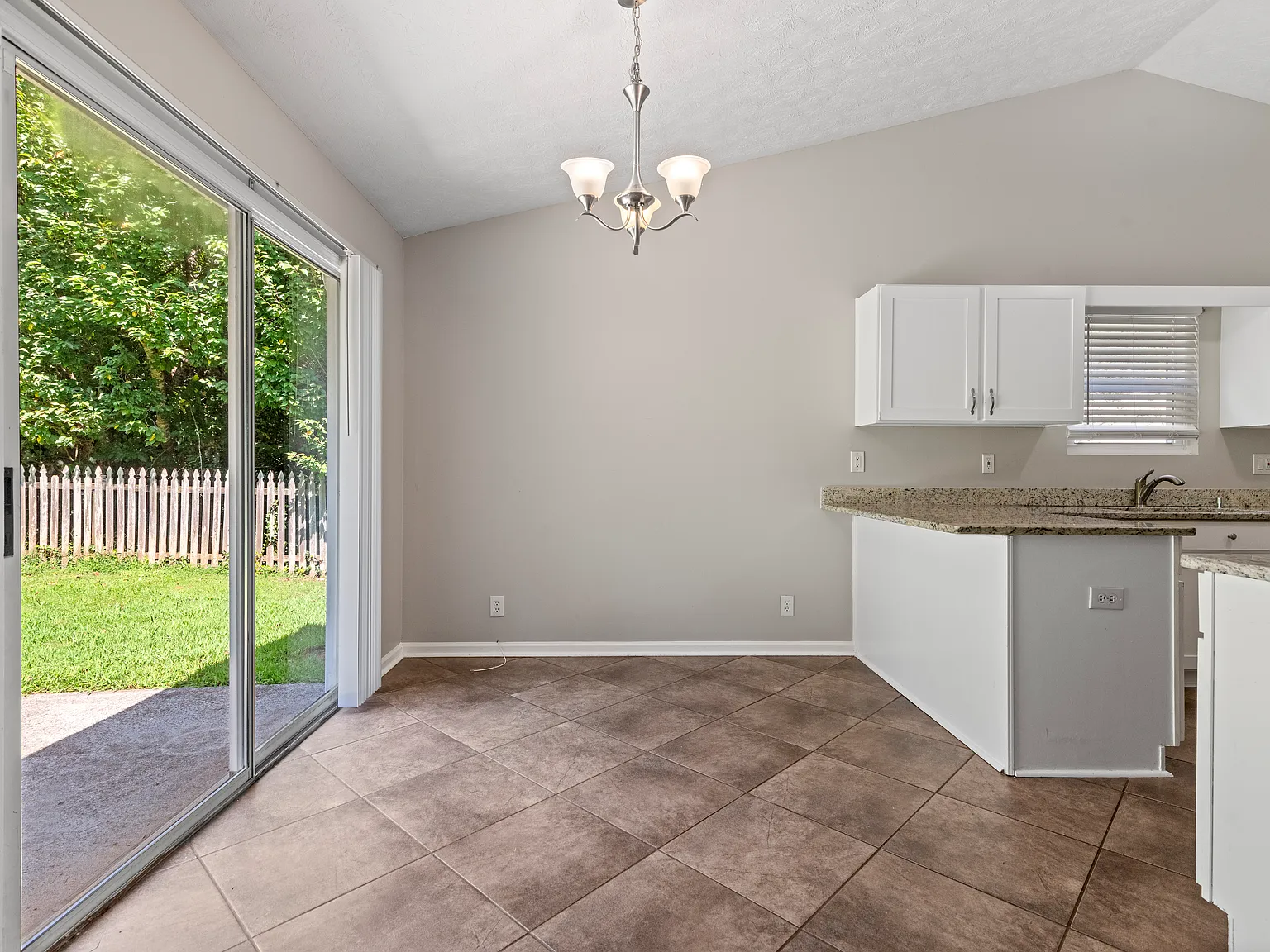 3 bed, 1599 sqft, $2,300 — Photo 4