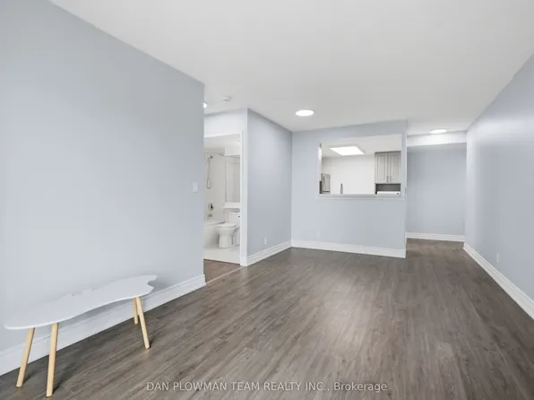 8 Lee Centre Dr #913, Toronto, ON M1H 3H8