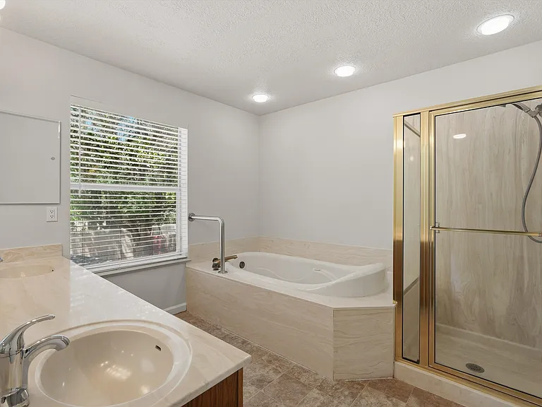 10021 Bridgepointe Ct NE — Photo 32