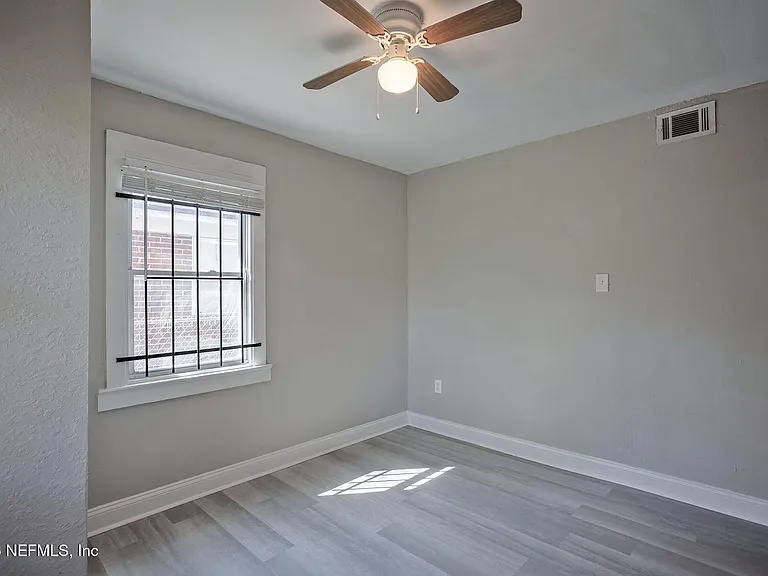 2036 W 11th St — Photo 17
