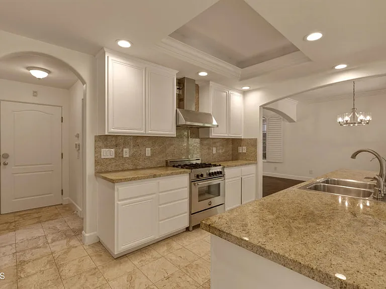 664 S Mansfield Ave — Photo 8