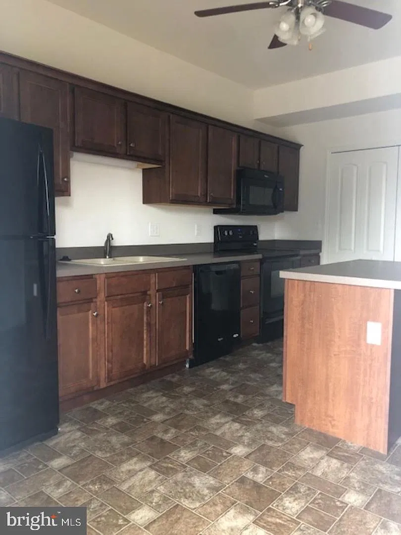 1 bed, 1.0 bath, 960 sqft, $1,550 — Photo 2