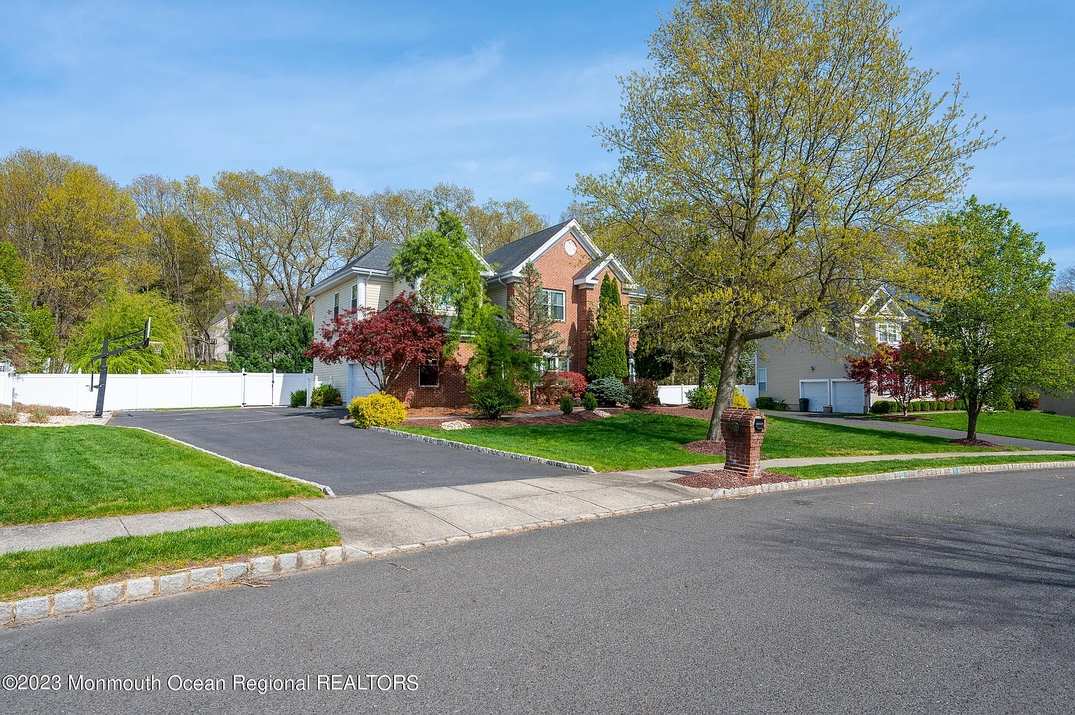 19 Lancaster Way photo 1