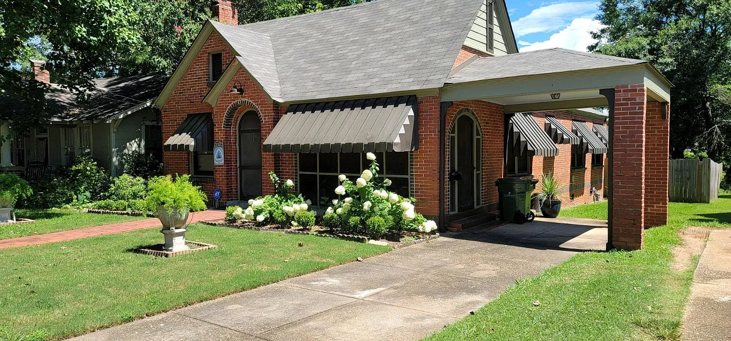 1928 Winona Ave — Photo 1