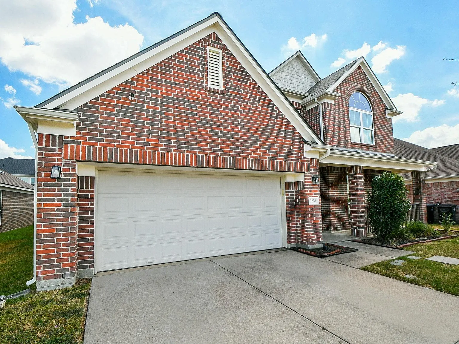6 bed, 3.5 bath, 4237 sqft, $4,000 — Photo 2