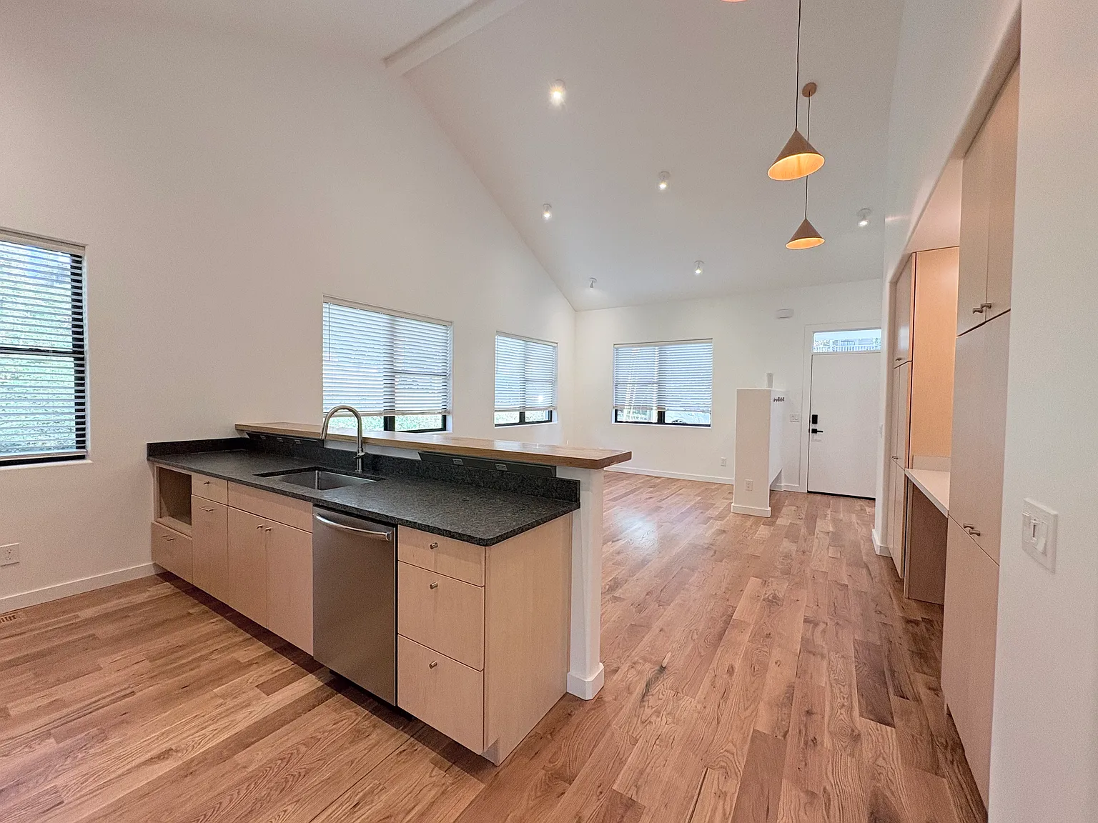 2 bed, 1274 sqft, $2,500 — Photo 1