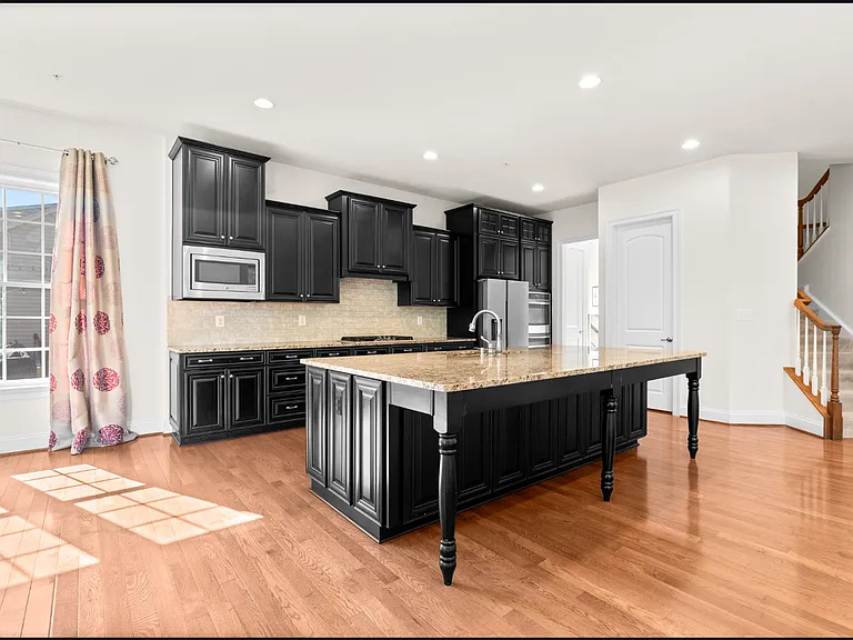 208 Bottsford Ave — Photo 3