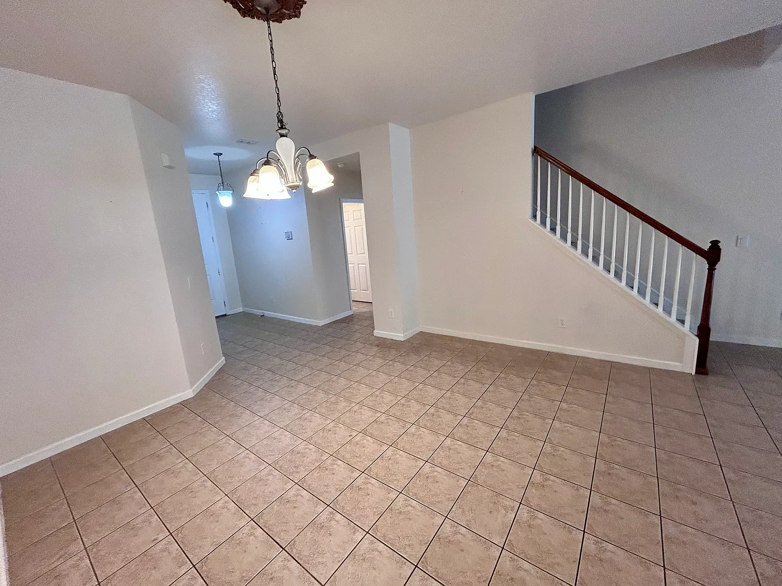 6 bed, 2323 sqft, $2,350 — Photo 2