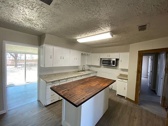 5th image of 905 Texas Ave