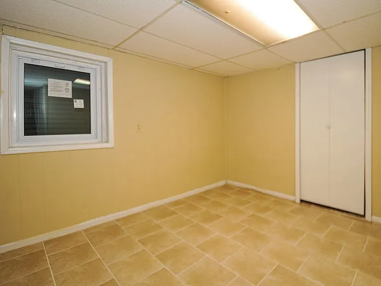 513 W Potter St — Photo 37