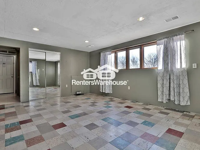 1241 Holly Dr E — Photo 12