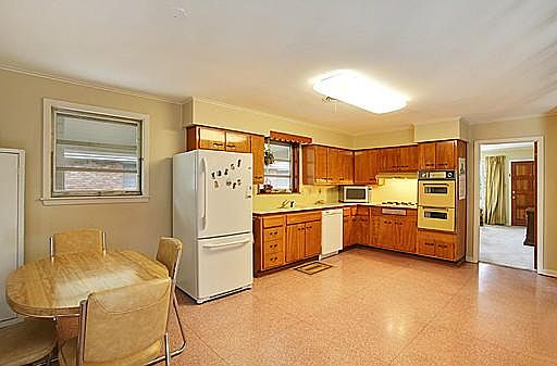 5th image of 909 Andrews Ave