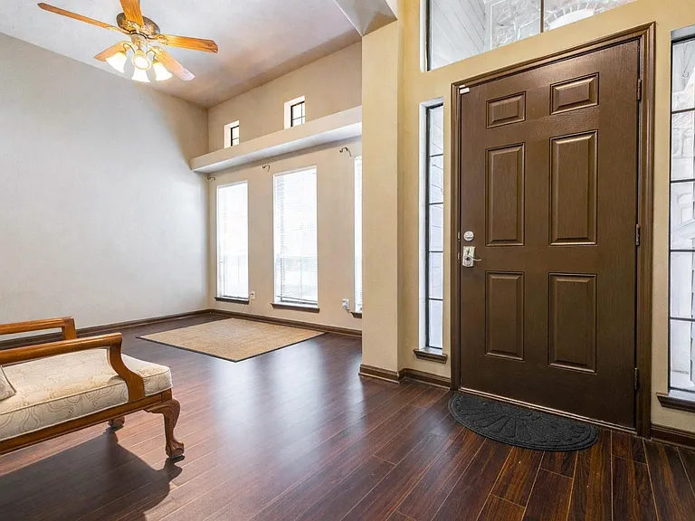 940 Oak Lynn Dr — Photo 2