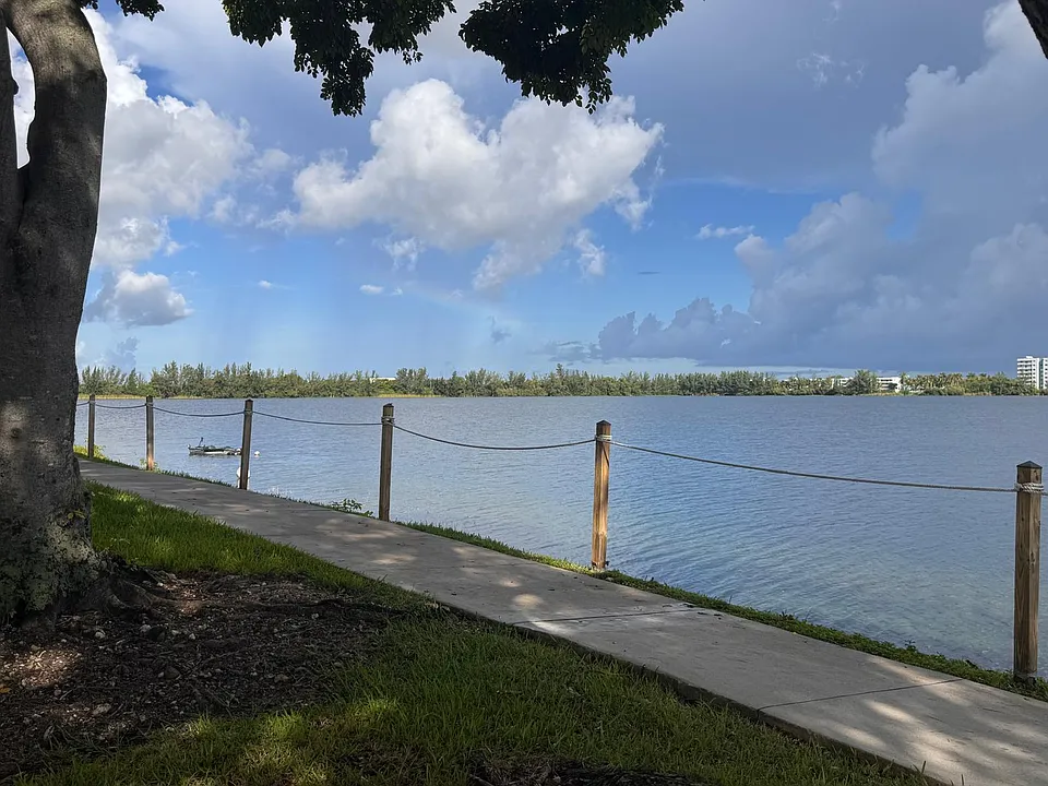 115 Lake Emerald Dr #410