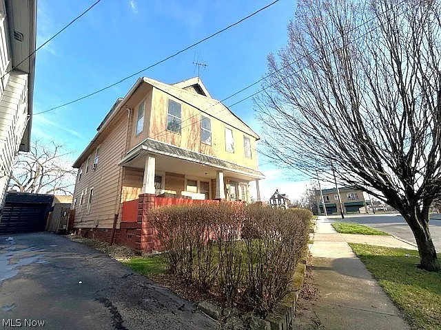 3405 E 128th St photo 1