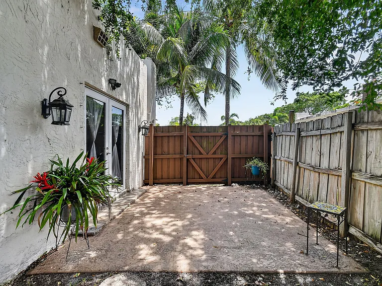 1005 Selkirk St — Photo 31