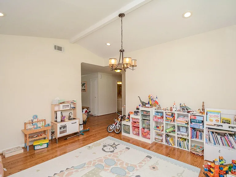 9906 Cedardale Dr — Photo 8