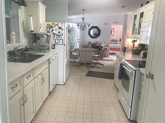 Kitchen, nicely laid out!
