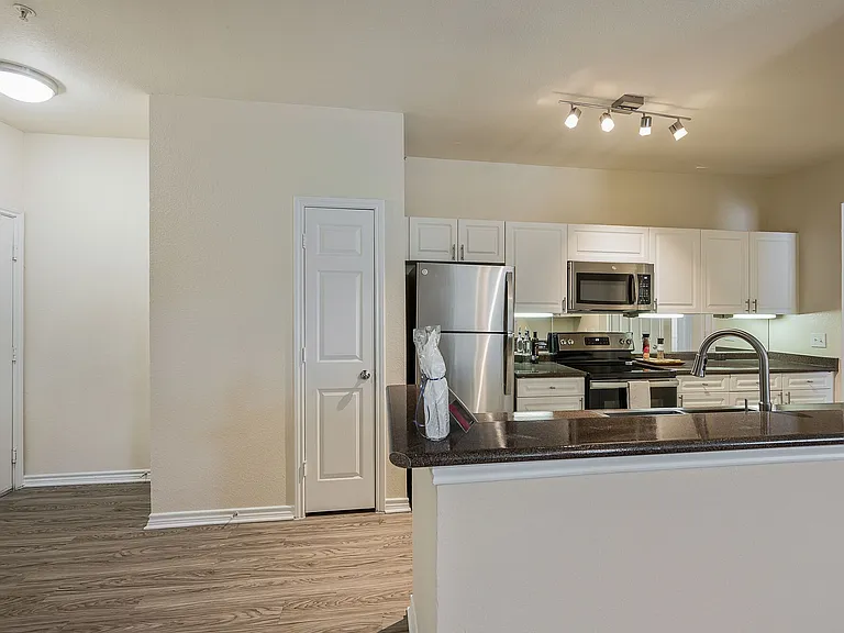 Lake Pointe Apts — Photo 16