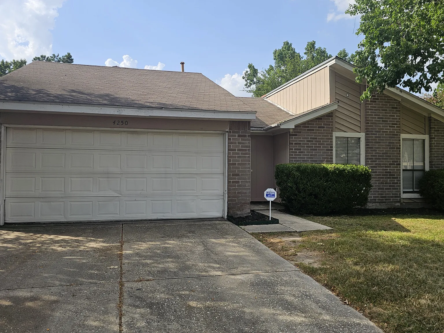 4250 Southchase Ln, Houston TX — Photo 2