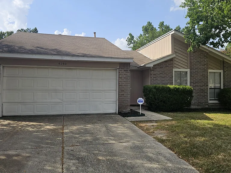 4250 Southchase Ln — Photo 2