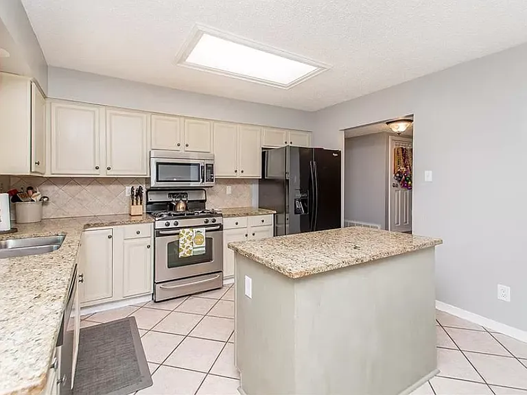 105 Larchwood Dr — Photo 6