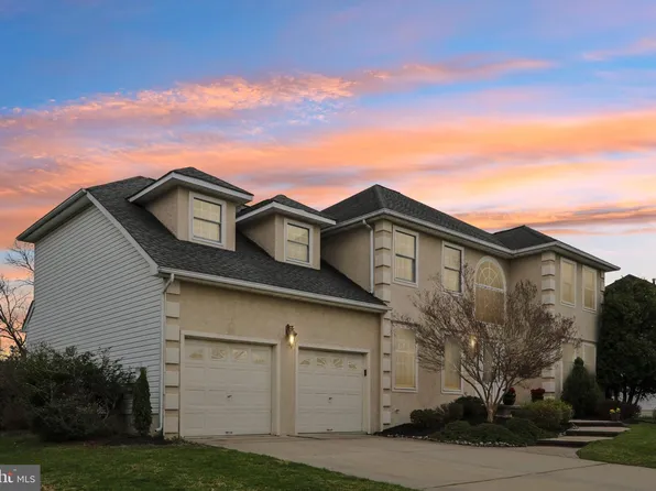 15 Hilltop Dr, Mount Laurel, NJ 08054