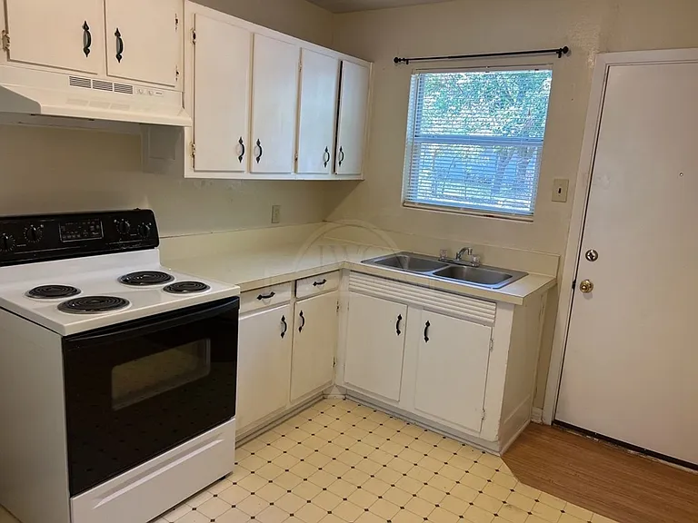 1608 Duncan Ave — Photo 9