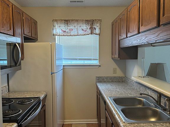 2nd image of 1926 Green Oaks Rd #B