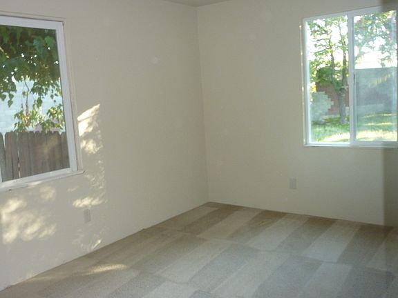 3rd image of 803 N Broadway Ave
