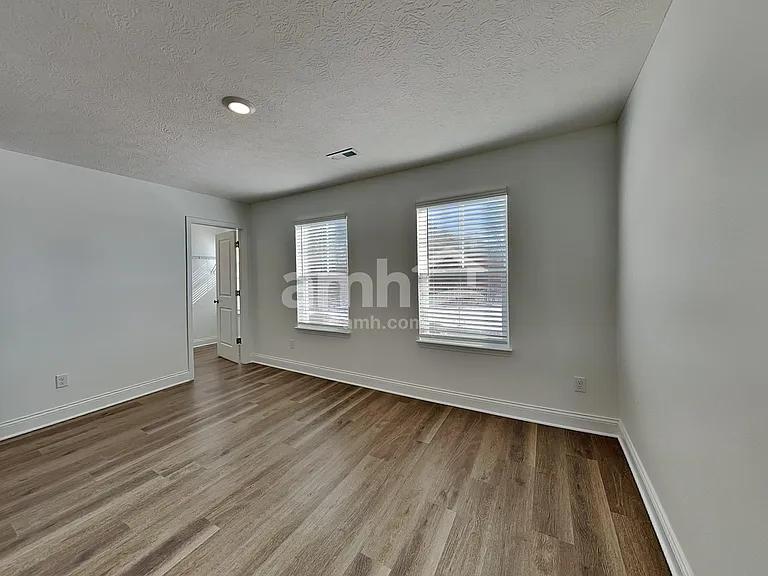 1076 Broyles Xing — Photo 10