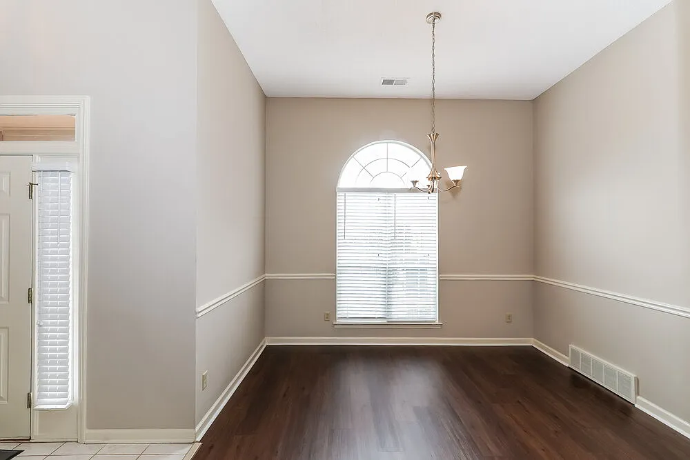 3 bed, 2.0 bath, 2410 sqft, $2,370 — Photo 4