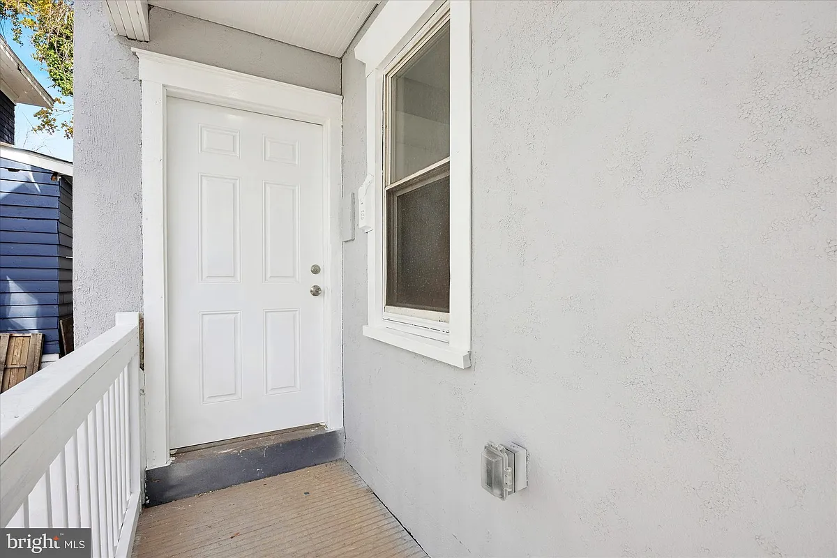 Building Photo - 566 Rutherford Ave #2