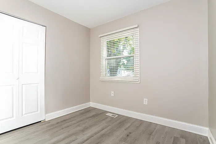 990 Sheffield Dr — Photo 7