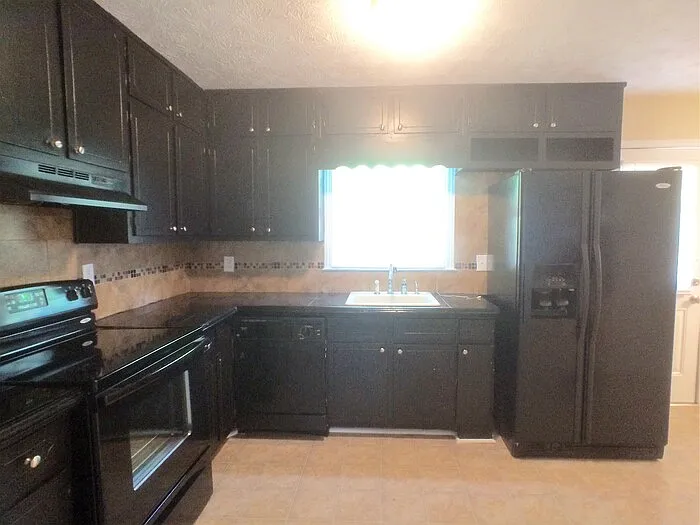 3 bed, 2.5 bath, 1622 sqft, $1,795 — Photo 3