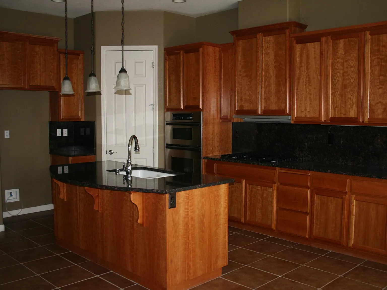 4 bed, 2080 sqft, $2,900 — Photo 4