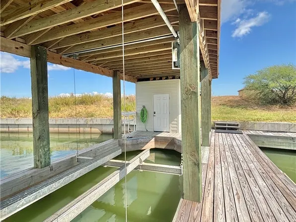384 E Lago Loop, Port O Connor, TX 77982