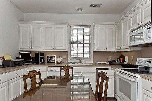 3rd image of 906 N Goliad St
