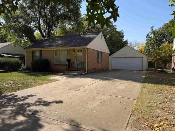 1901 S Parkwood Ln, Wichita, KS 67218
