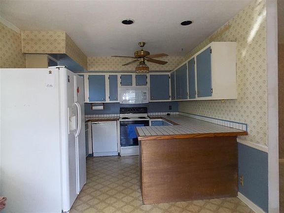 2nd image of 321 Tulane Dr